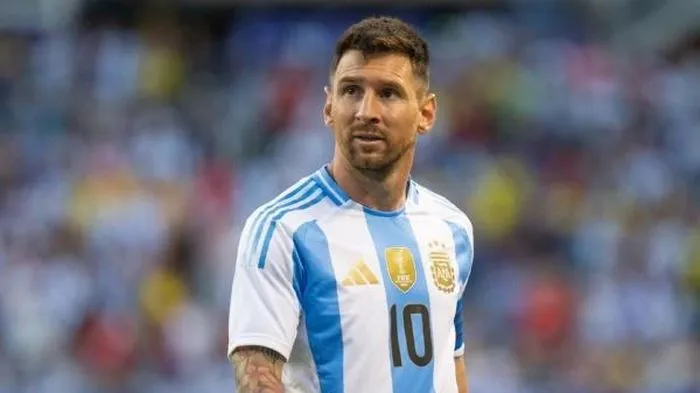 Messi bị hơn 40 nhà báo và ống kính camera vây quanh