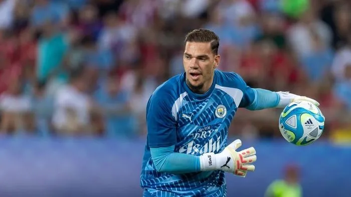 Pep Guardiola khiến Ederson khó xử