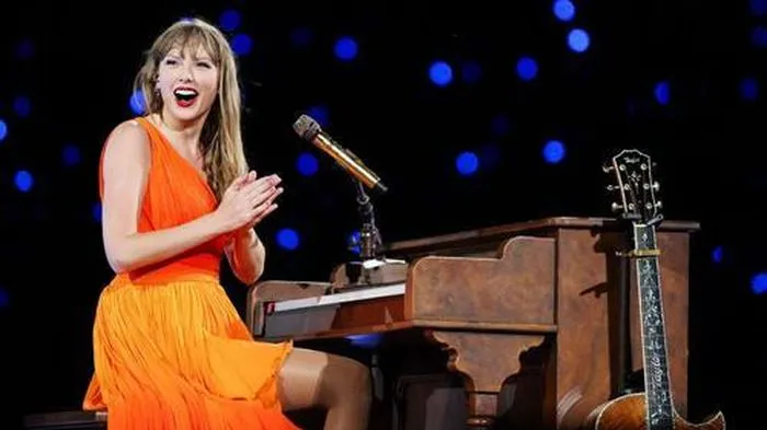 Khán giả lấp kín một ngọn đồi ‘xem chùa’ show diễn của Taylor Swift