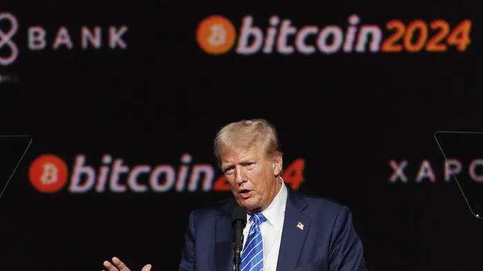 Ông Trump xuất hiện, khuyên không bán Bitcoin