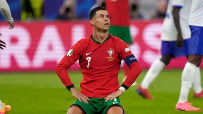 Ronaldo, tiếp tục làm gì để rồi lại ngã đau hơn