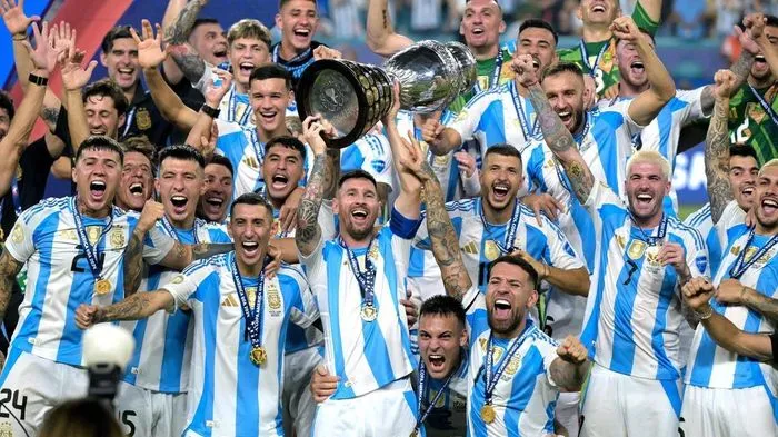 Khoảnh khắc Messi cùng Argentina nâng cúp Copa America 2024