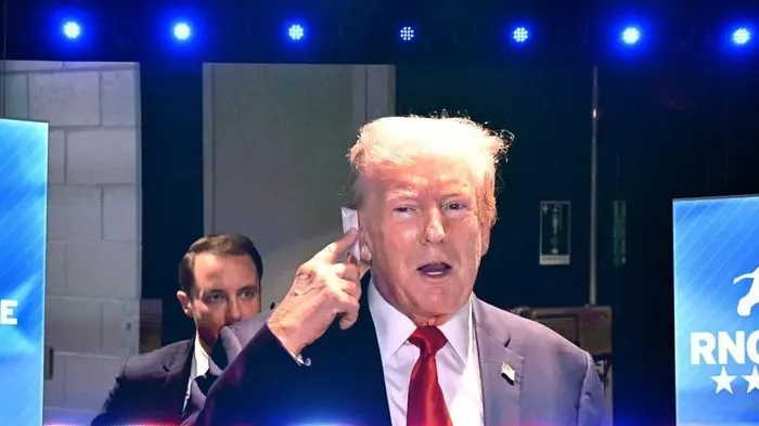 Ông Trump xuất hiện với băng tai trắng