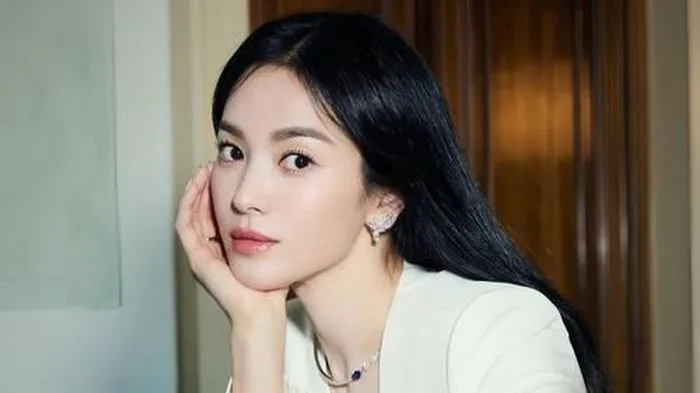 Đẳng cấp quý cô: Song Hye Kyo đeo bộ trang sức 57 carat