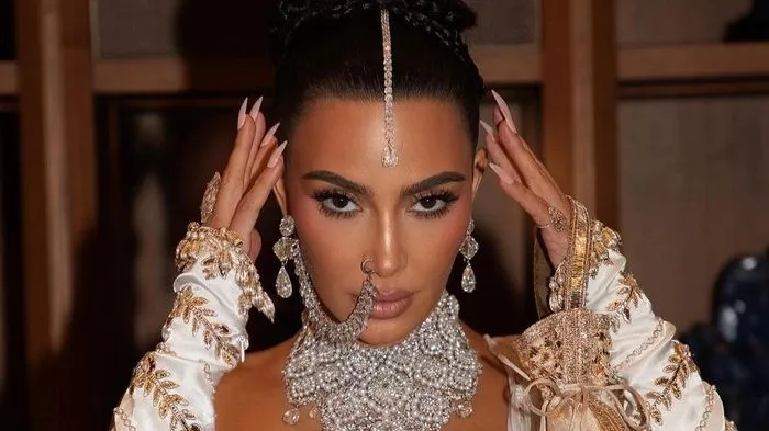 Chị em Kim Kardashian mang 1.000 carat kim cương đến siêu đám cưới