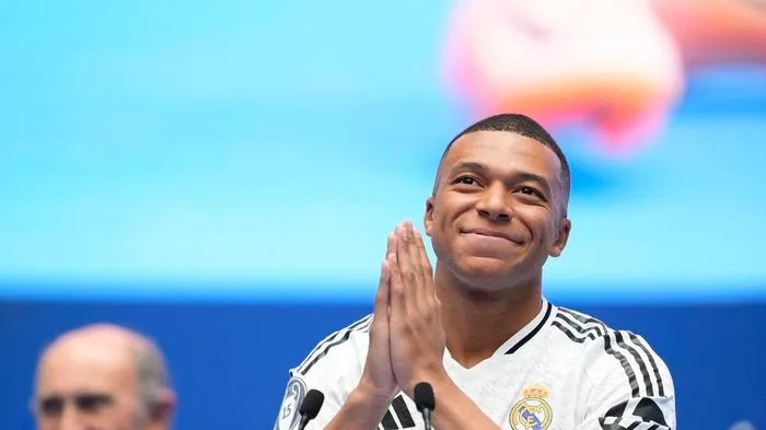 HLV Ancelotti hé lộ cách dùng Mbappe