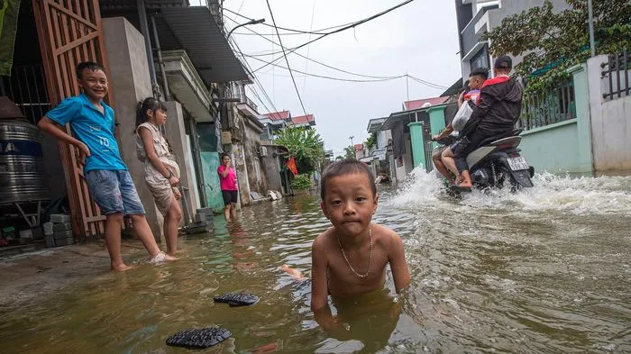 Dân ngoại thành Hà Nội chèo thuyền, bơi lội ngay đường làng vì nước lũ