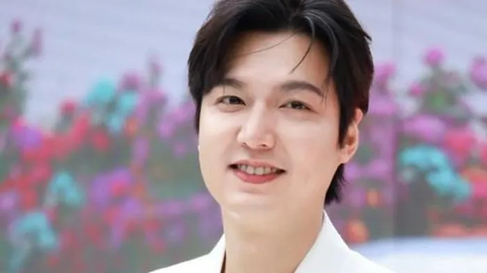 Lee Min Ho xuất hiện với diện mạo khác lạ, để lộ nếp nhăn, bọng mắt thấy rõ