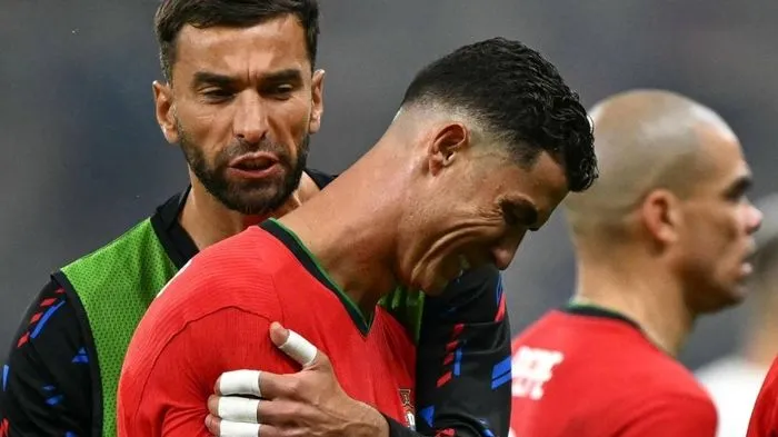 Nhà báo Pháp: ‘Ronaldo hủy hoại tuyển Bồ Đào Nha’