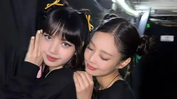 Lisa ‘vượt mặt’ Jennie giữa ồn ào