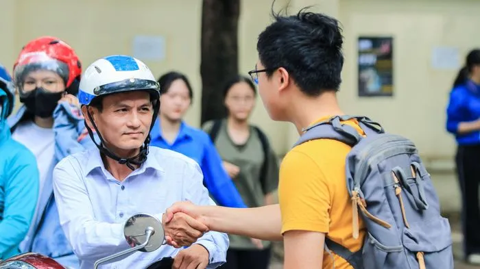 Con lên đại học, cha mẹ hoảng vì chi phí tăng chóng mặt