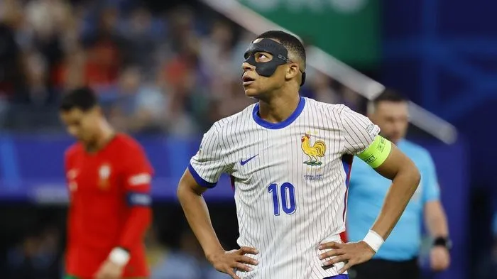 Mbappe đẩy HLV Deschamps vào thế khó