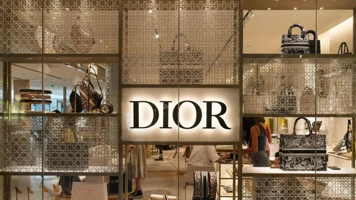 Dior lần đầu lên tiếng sau bê bối thổi giá gấp 50 lần