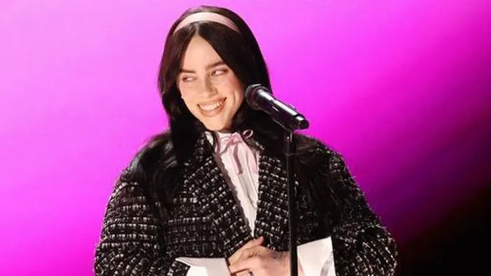 Billie Eilish bị chê trách vì bán vé giá ‘trên trời’: ‘Nhìn Taylor Swift mà học tập’