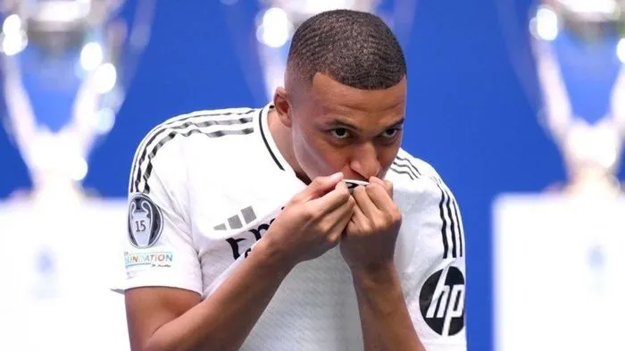 Mbappe hôn logo Real Madrid là cái tát cho PSG