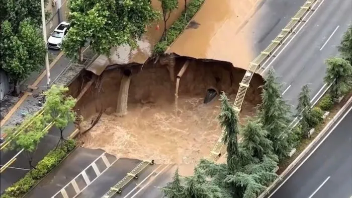 Mặt đường bất ngờ sụp lún lộ ra hố tử thần khổng lồ khiến 800 người dân sơ tán khẩn