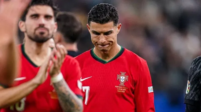 Figo ám chỉ Ronaldo khiến Bồ Đào Nha thất bại