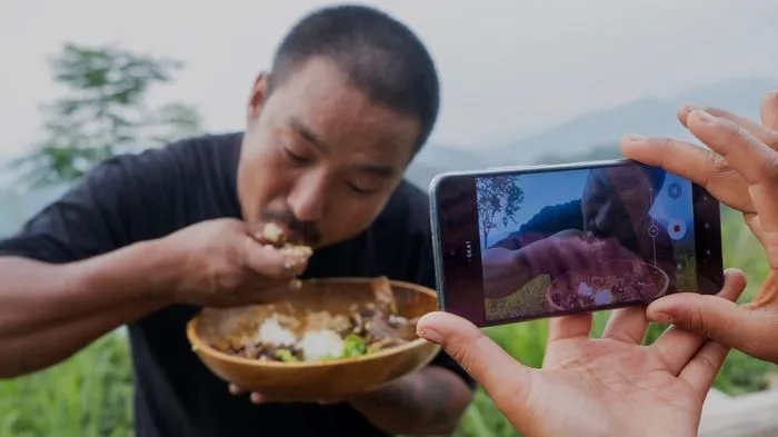 Mukbang châu chấu, ve sầu để phá vỡ định kiến