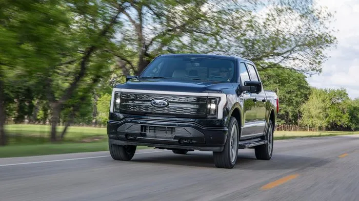 Hơn 4.300 bán tải điện F-150 Lightning có thể bị rơi kính chắn gió