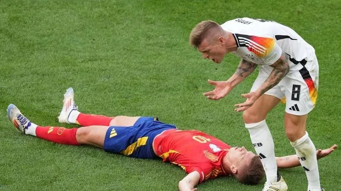 Toni Kroos bị lăng mạ