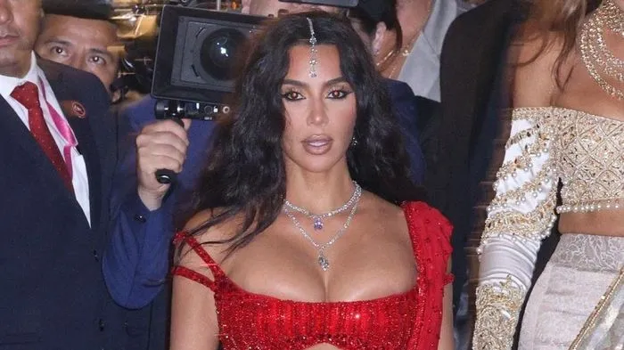 Kim Kardashian bị chỉ trích nổi bật hơn cô dâu ở siêu đám cưới Ấn Độ