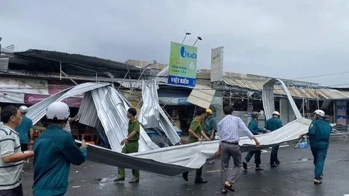 Lốc xoáy cuốn bay mái tôn lên không trung ở Đồng Tháp