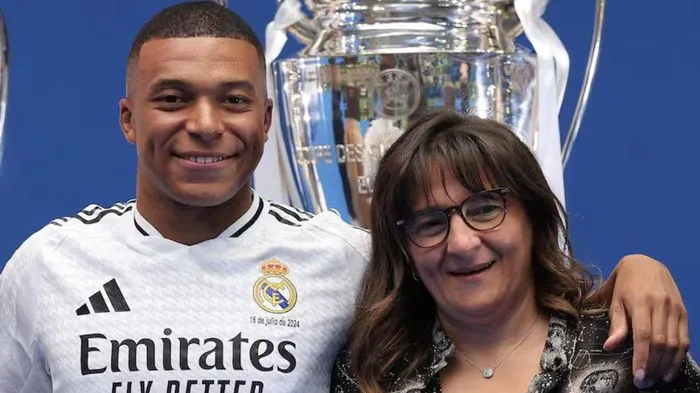 Mẹ Mbappe sẵn sàng kiện PSG