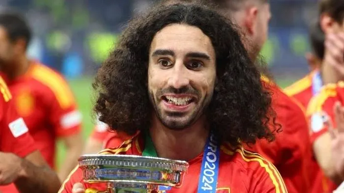 Cucurella làm Neville bẽ mặt