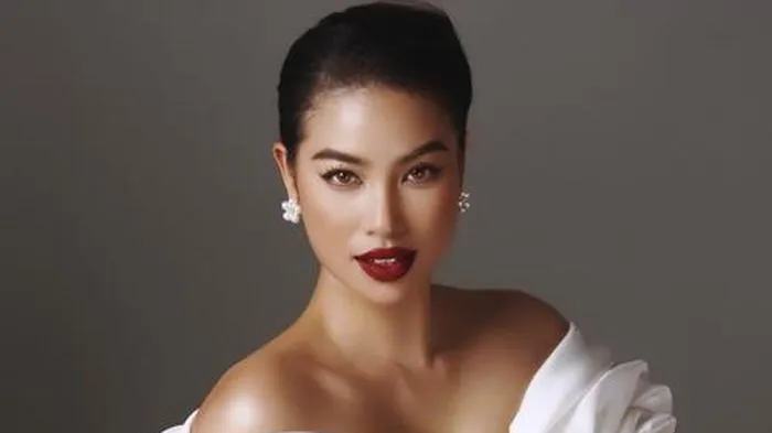 Đẹp khen – Xấu chê: Phạm Hương quyến rũ trong tạo hình ‘beauty queen’