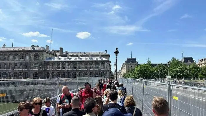 Cảnh hỗn loạn tại Paris ngày đầu rào chắn sông Seine chờ Olympics