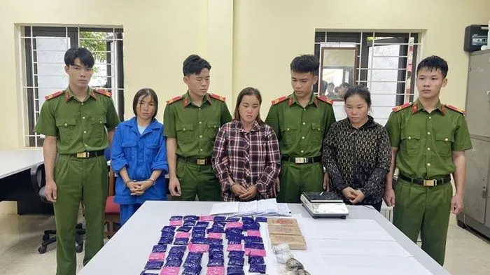 Ba ‘nữ quái’ vận chuyển 3 bánh heroin cùng hơn 11.000 viên ma túy