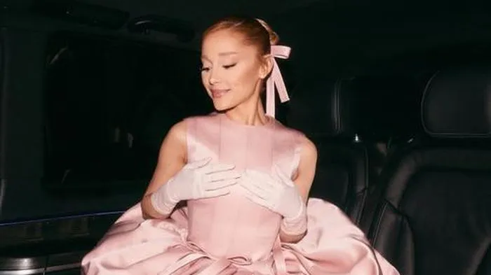 Ariana Grande được khen khi đáp trả bình luận chê bai album mới