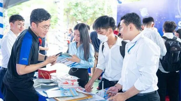 Gần 70 doanh nghiệp Kỹ thuật – Công nghệ đến HUTECH TECHSHOW 2024 tuyển ứng viên giỏi