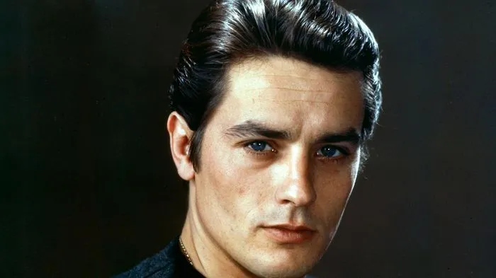 Huyền thoại màn ảnh Pháp Alain Delon qua đời