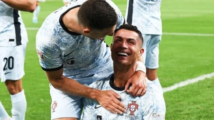 Ronaldo tạo cột mốc lịch sử